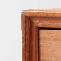 幅60cmとコンパクトながら、美しい木目と高いクオリティが際立つ4段チェストは、チーク材を用いた本体に加え、引き出し内部には明るいオーク材を使用するなど、細部にまで丁寧な職人技が感じられる北欧ビンテージ家具です。直線的な構造に対し、丸みのある掘り込み取手が柔らかな印象を添え、寝室や廊下など限られた空間でも上質な収納家具として活躍します。なお、本品にはデンマークのがん研究支援団体「Kræftens Bekæmpelse」によるチャリティ品の証紙が残されています。