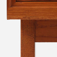 幅60cmとコンパクトながら、美しい木目と高いクオリティが際立つ4段チェストは、チーク材を用いた本体に加え、引き出し内部には明るいオーク材を使用するなど、細部にまで丁寧な職人技が感じられる北欧ビンテージ家具です。直線的な構造に対し、丸みのある掘り込み取手が柔らかな印象を添え、寝室や廊下など限られた空間でも上質な収納家具として活躍します。なお、本品にはデンマークのがん研究支援団体「Kræftens Bekæmpelse」によるチャリティ品の証紙が残されています。