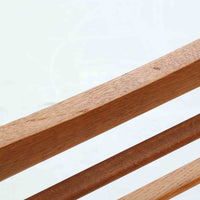 Hans J. WegnerがデザインしGetama社から発表されたGE290オットマンは、堅牢なオーク材のフレームと深みのあるブルーの張地が美しく調和した北欧ビンテージ家具です。直線的でありながら丸みを帯びた脚部が軽快な印象を与え、ソファと組み合わせてフットレストとしてはもちろん、単体でも腰掛けとして使用できます。経年による木肌の風合いと上質な張地が落ち着いた存在感を放つ逸品です。