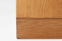 デンマークを代表するデザイナー、Borge mogensenがFDB社のために手がけたブックシェルフ。本体には上品な木目が魅力のチーク材を、土台部分には明るい色味のオーク材を採用しており、異なる材種の美しいコントラストが際立ちます。全体は無駄のないシンプルな構成ながら、細部にわたって丁寧な造り込みが施され、モーエンセンらしい機能性と静かな美しさが感じられる一台です。棚板は可動式で、本やオブジェの高さに合わせて自在にレイアウトが可能。収納力に優れつつも圧迫感のない佇まいで、リビングや書斎、寝室など幅広い空間に馴染みます。