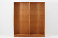 デンマークを代表するデザイナー、Borge mogensenがFDB社のために手がけたブックシェルフ。本体には上品な木目が魅力のチーク材を、土台部分には明るい色味のオーク材を採用しており、異なる材種の美しいコントラストが際立ちます。全体は無駄のないシンプルな構成ながら、細部にわたって丁寧な造り込みが施され、モーエンセンらしい機能性と静かな美しさが感じられる一台です。棚板は可動式で、本やオブジェの高さに合わせて自在にレイアウトが可能。収納力に優れつつも圧迫感のない佇まいで、リビングや書斎、寝室など幅広い空間に馴染みます。