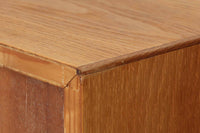 デンマークを代表するデザイナー、Borge mogensenがFDB社のために手がけたブックシェルフ。本体には上品な木目が魅力のチーク材を、土台部分には明るい色味のオーク材を採用しており、異なる材種の美しいコントラストが際立ちます。全体は無駄のないシンプルな構成ながら、細部にわたって丁寧な造り込みが施され、モーエンセンらしい機能性と静かな美しさが感じられる一台です。棚板は可動式で、本やオブジェの高さに合わせて自在にレイアウトが可能。収納力に優れつつも圧迫感のない佇まいで、リビングや書斎、寝室など幅広い空間に馴染みます。