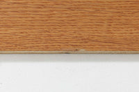 デンマークを代表するデザイナー、Borge mogensenがFDB社のために手がけたブックシェルフ。本体には上品な木目が魅力のチーク材を、土台部分には明るい色味のオーク材を採用しており、異なる材種の美しいコントラストが際立ちます。全体は無駄のないシンプルな構成ながら、細部にわたって丁寧な造り込みが施され、モーエンセンらしい機能性と静かな美しさが感じられる一台です。棚板は可動式で、本やオブジェの高さに合わせて自在にレイアウトが可能。収納力に優れつつも圧迫感のない佇まいで、リビングや書斎、寝室など幅広い空間に馴染みます。