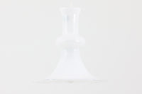 北欧より買い付けた、ホルムガード社製(現Royal Copenhagen)ビンテージランプです。ガラス製のペンダントライト「Etude Pendel」。クラシカルな曲線が美しいフォルムと、乳白色のガラスシェードが柔らかな光を拡げ、空間に優しい印象を与えてくれます。シェード下部はクリアガラスになっており、下方向への光をしっかり届けながらも、グラデーションのような光の演出が楽しめます。直径約28cmと使いやすいサイズで、ダイニングや玄関、ベッドサイドなど多様なシーンで活躍します。エレガントで品のある北欧照明をお探しの方におすすめの一灯です。