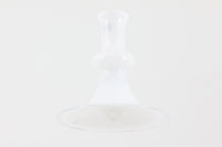 北欧より買い付けた、ホルムガード社製(現Royal Copenhagen)ビンテージランプです。ガラス製のペンダントライト「Etude Pendel」。クラシカルな曲線が美しいフォルムと、乳白色のガラスシェードが柔らかな光を拡げ、空間に優しい印象を与えてくれます。シェード下部はクリアガラスになっており、下方向への光をしっかり届けながらも、グラデーションのような光の演出が楽しめます。直径約28cmと使いやすいサイズで、ダイニングや玄関、ベッドサイドなど多様なシーンで活躍します。エレガントで品のある北欧照明をお探しの方におすすめの一灯です。