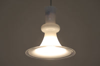北欧より買い付けた、ホルムガード社製(現Royal Copenhagen)ビンテージランプです。ガラス製のペンダントライト「Etude Pendel」。クラシカルな曲線が美しいフォルムと、乳白色のガラスシェードが柔らかな光を拡げ、空間に優しい印象を与えてくれます。シェード下部はクリアガラスになっており、下方向への光をしっかり届けながらも、グラデーションのような光の演出が楽しめます。直径約28cmと使いやすいサイズで、ダイニングや玄関、ベッドサイドなど多様なシーンで活躍します。エレガントで品のある北欧照明をお探しの方におすすめの一灯です。