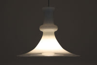 北欧より買い付けた、ホルムガード社製(現Royal Copenhagen)ビンテージランプです。ガラス製のペンダントライト「Etude Pendel」。パールホワイトのガラスとクリアエッジの組み合わせにより、灯りを点けると柔らかく温かみのある光が広がり、空間にやさしい印象をもたらします。シェード外周に細かい擦れや製造時の練りムラなど見られますが、全体としてはビンテージ品として良好なコンディションです。ソケット内部には「ROYAL COPENHAGEN TYPE: ETUDE PENDEL」の表記あり。北欧モダンを象徴する美しい照明です。