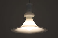 北欧より買い付けた、ホルムガード社製(現Royal Copenhagen)ビンテージランプです。ガラス製のペンダントライト「Etude Pendel」。パールホワイトのガラスとクリアエッジの組み合わせにより、灯りを点けると柔らかく温かみのある光が広がり、空間にやさしい印象をもたらします。シェード外周に細かい擦れや製造時の練りムラなど見られますが、全体としてはビンテージ品として良好なコンディションです。ソケット内部には「ROYAL COPENHAGEN TYPE: ETUDE PENDEL」の表記あり。北欧モダンを象徴する美しい照明です。