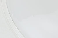 北欧より買い付けた、ホルムガード社製(現Royal Copenhagen)ビンテージランプです。ガラス製のペンダントライト「Etude Pendel」。パールホワイトのガラスとクリアエッジの組み合わせにより、灯りを点けると柔らかく温かみのある光が広がり、空間にやさしい印象をもたらします。シェード外周に細かい擦れや製造時の練りムラなど見られますが、全体としてはビンテージ品として良好なコンディションです。ソケット内部には「ROYAL COPENHAGEN TYPE: ETUDE PENDEL」の表記あり。北欧モダンを象徴する美しい照明です。