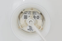 北欧より買い付けた、ホルムガード社製(現Royal Copenhagen)ビンテージランプです。ガラス製のペンダントライト「Etude Pendel」。パールホワイトのガラスとクリアエッジの組み合わせにより、灯りを点けると柔らかく温かみのある光が広がり、空間にやさしい印象をもたらします。シェード外周に細かい擦れや製造時の練りムラなど見られますが、全体としてはビンテージ品として良好なコンディションです。ソケット内部には「ROYAL COPENHAGEN TYPE: ETUDE PENDEL」の表記あり。北欧モダンを象徴する美しい照明です。