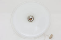 北欧より買い付けた、ホルムガード社製(現Royal Copenhagen)ビンテージランプです。ガラス製のペンダントライト「Etude Pendel」。パールホワイトのガラスとクリアエッジの組み合わせにより、灯りを点けると柔らかく温かみのある光が広がり、空間にやさしい印象をもたらします。シェード外周に細かい擦れや製造時の練りムラなど見られますが、全体としてはビンテージ品として良好なコンディションです。ソケット内部には「ROYAL COPENHAGEN TYPE: ETUDE PENDEL」の表記あり。北欧モダンを象徴する美しい照明です。