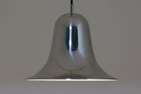 デンマークを代表する照明デザイナーVerner Panton(バーナー・パントン)が手がけた、Frandsen Lighting(フランセン・ライティング)社製のペンダントライトです。なだらかな曲線を描くベル型のシルエットに、ミラーのように周囲を映し出すクローム仕上げが施された、存在感のある一灯。直径約30cmと比較的大ぶりなサイズ感で、1灯でも空間のアクセントとなり、テーブル上や吹き抜け空間などにも映えます。内側はホワイトに塗装されており、点灯時には光を柔らかく広げながらもしっかりとした明るさを確保。Frandsen Lighting社はかつてVerner Pantonとのライセンス契約を結び、このモデルを製造していましたが、現在ではその契約も終了しており、本品のようなオリジナルはヴィンテージ品でしか手に入らなくなっています。特に直径30cmの大きなサイズは現行品では展開されておらず、希少性の高いアイテムとなっています。