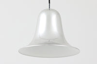デンマークを代表する照明デザイナーVerner Panton(バーナー・パントン)が手がけた、Frandsen Lighting(フランセン・ライティング)社製のペンダントライトです。なだらかな曲線を描くベル型のシルエットに、ミラーのように周囲を映し出すクローム仕上げが施された、存在感のある一灯。直径約30cmと比較的大ぶりなサイズ感で、1灯でも空間のアクセントとなり、テーブル上や吹き抜け空間などにも映えます。内側はホワイトに塗装されており、点灯時には光を柔らかく広げながらもしっかりとした明るさを確保。Frandsen Lighting社はかつてVerner Pantonとのライセンス契約を結び、このモデルを製造していましたが、現在ではその契約も終了しており、本品のようなオリジナルはヴィンテージ品でしか手に入らなくなっています。特に直径30cmの大きなサイズは現行品では展開されておらず、希少性の高いアイテムとなっています。