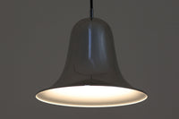 デンマークを代表する照明デザイナーVerner Panton(バーナー・パントン)が手がけた、Frandsen Lighting(フランセン・ライティング)社製のペンダントライトです。なだらかな曲線を描くベル型のシルエットに、ミラーのように周囲を映し出すクローム仕上げが施された、存在感のある一灯。直径約30cmと比較的大ぶりなサイズ感で、1灯でも空間のアクセントとなり、テーブル上や吹き抜け空間などにも映えます。内側はホワイトに塗装されており、点灯時には光を柔らかく広げながらもしっかりとした明るさを確保。Frandsen Lighting社はかつてVerner Pantonとのライセンス契約を結び、このモデルを製造していましたが、現在ではその契約も終了しており、本品のようなオリジナルはヴィンテージ品でしか手に入らなくなっています。特に直径30cmの大きなサイズは現行品では展開されておらず、希少性の高いアイテムとなっています。