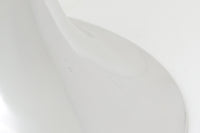 デンマークを代表する照明デザイナーVerner Panton(バーナー・パントン)が手がけた、Frandsen Lighting(フランセン・ライティング)社製のペンダントライトです。なだらかな曲線を描くベル型のシルエットに、ミラーのように周囲を映し出すクローム仕上げが施された、存在感のある一灯。直径約30cmと比較的大ぶりなサイズ感で、1灯でも空間のアクセントとなり、テーブル上や吹き抜け空間などにも映えます。内側はホワイトに塗装されており、点灯時には光を柔らかく広げながらもしっかりとした明るさを確保。Frandsen Lighting社はかつてVerner Pantonとのライセンス契約を結び、このモデルを製造していましたが、現在ではその契約も終了しており、本品のようなオリジナルはヴィンテージ品でしか手に入らなくなっています。特に直径30cmの大きなサイズは現行品では展開されておらず、希少性の高いアイテムとなっています。