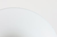 デンマークを代表する照明デザイナーVerner Panton(バーナー・パントン)が手がけた、Frandsen Lighting(フランセン・ライティング)社製のペンダントライトです。なだらかな曲線を描くベル型のシルエットに、ミラーのように周囲を映し出すクローム仕上げが施された、存在感のある一灯。直径約30cmと比較的大ぶりなサイズ感で、1灯でも空間のアクセントとなり、テーブル上や吹き抜け空間などにも映えます。内側はホワイトに塗装されており、点灯時には光を柔らかく広げながらもしっかりとした明るさを確保。Frandsen Lighting社はかつてVerner Pantonとのライセンス契約を結び、このモデルを製造していましたが、現在ではその契約も終了しており、本品のようなオリジナルはヴィンテージ品でしか手に入らなくなっています。特に直径30cmの大きなサイズは現行品では展開されておらず、希少性の高いアイテムとなっています。