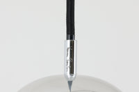 デンマークを代表する照明デザイナーVerner Panton(バーナー・パントン)が手がけた、Frandsen Lighting(フランセン・ライティング)社製のペンダントライトです。なだらかな曲線を描くベル型のシルエットに、ミラーのように周囲を映し出すクローム仕上げが施された、存在感のある一灯。直径約30cmと比較的大ぶりなサイズ感で、1灯でも空間のアクセントとなり、テーブル上や吹き抜け空間などにも映えます。内側はホワイトに塗装されており、点灯時には光を柔らかく広げながらもしっかりとした明るさを確保。Frandsen Lighting社はかつてVerner Pantonとのライセンス契約を結び、このモデルを製造していましたが、現在ではその契約も終了しており、本品のようなオリジナルはヴィンテージ品でしか手に入らなくなっています。特に直径30cmの大きなサイズは現行品では展開されておらず、希少性の高いアイテムとなっています。