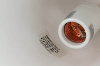 デンマークを代表する照明デザイナーVerner Panton(バーナー・パントン)が手がけた、Frandsen Lighting(フランセン・ライティング)社製のペンダントライトです。なだらかな曲線を描くベル型のシルエットに、ミラーのように周囲を映し出すクローム仕上げが施された、存在感のある一灯。直径約30cmと比較的大ぶりなサイズ感で、1灯でも空間のアクセントとなり、テーブル上や吹き抜け空間などにも映えます。内側はホワイトに塗装されており、点灯時には光を柔らかく広げながらもしっかりとした明るさを確保。Frandsen Lighting社はかつてVerner Pantonとのライセンス契約を結び、このモデルを製造していましたが、現在ではその契約も終了しており、本品のようなオリジナルはヴィンテージ品でしか手に入らなくなっています。特に直径30cmの大きなサイズは現行品では展開されておらず、希少性の高いアイテムとなっています。