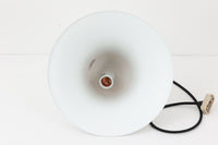 デンマークを代表する照明デザイナーVerner Panton(バーナー・パントン)が手がけた、Frandsen Lighting(フランセン・ライティング)社製のペンダントライトです。なだらかな曲線を描くベル型のシルエットに、ミラーのように周囲を映し出すクローム仕上げが施された、存在感のある一灯。直径約30cmと比較的大ぶりなサイズ感で、1灯でも空間のアクセントとなり、テーブル上や吹き抜け空間などにも映えます。内側はホワイトに塗装されており、点灯時には光を柔らかく広げながらもしっかりとした明るさを確保。Frandsen Lighting社はかつてVerner Pantonとのライセンス契約を結び、このモデルを製造していましたが、現在ではその契約も終了しており、本品のようなオリジナルはヴィンテージ品でしか手に入らなくなっています。特に直径30cmの大きなサイズは現行品では展開されておらず、希少性の高いアイテムとなっています。