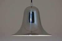 デンマークを代表する照明デザイナーVerner Panton(バーナー・パントン)が手がけた、Frandsen Lighting(フランセン・ライティング)社製のペンダントライトです。なだらかな曲線を描くベル型のシルエットに、ミラーのように周囲を映し出すクローム仕上げが施された、存在感のある一灯。直径約30cmと比較的大ぶりなサイズ感で、1灯でも空間のアクセントとなり、テーブル上や吹き抜け空間などにも映えます。内側はホワイトに塗装されており、点灯時には光を柔らかく広げながらもしっかりとした明るさを確保。Frandsen Lighting社はかつてVerner Pantonとのライセンス契約を結び、このモデルを製造していましたが、現在ではその契約も終了しており、本品のようなオリジナルはヴィンテージ品でしか手に入らなくなっています。特に直径30cmの大きなサイズは現行品では展開されておらず、希少性の高いアイテムとなっています。