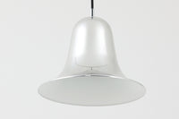 デンマークを代表する照明デザイナーVerner Panton(バーナー・パントン)が手がけた、Frandsen Lighting(フランセン・ライティング)社製のペンダントライトです。なだらかな曲線を描くベル型のシルエットに、ミラーのように周囲を映し出すクローム仕上げが施された、存在感のある一灯。直径約30cmと比較的大ぶりなサイズ感で、1灯でも空間のアクセントとなり、テーブル上や吹き抜け空間などにも映えます。内側はホワイトに塗装されており、点灯時には光を柔らかく広げながらもしっかりとした明るさを確保。Frandsen Lighting社はかつてVerner Pantonとのライセンス契約を結び、このモデルを製造していましたが、現在ではその契約も終了しており、本品のようなオリジナルはヴィンテージ品でしか手に入らなくなっています。特に直径30cmの大きなサイズは現行品では展開されておらず、希少性の高いアイテムとなっています。