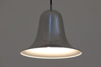 デンマークを代表する照明デザイナーVerner Panton(バーナー・パントン)が手がけた、Frandsen Lighting(フランセン・ライティング)社製のペンダントライトです。なだらかな曲線を描くベル型のシルエットに、ミラーのように周囲を映し出すクローム仕上げが施された、存在感のある一灯。直径約30cmと比較的大ぶりなサイズ感で、1灯でも空間のアクセントとなり、テーブル上や吹き抜け空間などにも映えます。内側はホワイトに塗装されており、点灯時には光を柔らかく広げながらもしっかりとした明るさを確保。Frandsen Lighting社はかつてVerner Pantonとのライセンス契約を結び、このモデルを製造していましたが、現在ではその契約も終了しており、本品のようなオリジナルはヴィンテージ品でしか手に入らなくなっています。特に直径30cmの大きなサイズは現行品では展開されておらず、希少性の高いアイテムとなっています。