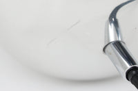 デンマークを代表する照明デザイナーVerner Panton(バーナー・パントン)が手がけた、Frandsen Lighting(フランセン・ライティング)社製のペンダントライトです。なだらかな曲線を描くベル型のシルエットに、ミラーのように周囲を映し出すクローム仕上げが施された、存在感のある一灯。直径約30cmと比較的大ぶりなサイズ感で、1灯でも空間のアクセントとなり、テーブル上や吹き抜け空間などにも映えます。内側はホワイトに塗装されており、点灯時には光を柔らかく広げながらもしっかりとした明るさを確保。Frandsen Lighting社はかつてVerner Pantonとのライセンス契約を結び、このモデルを製造していましたが、現在ではその契約も終了しており、本品のようなオリジナルはヴィンテージ品でしか手に入らなくなっています。特に直径30cmの大きなサイズは現行品では展開されておらず、希少性の高いアイテムとなっています。