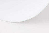 デンマークを代表する照明デザイナーVerner Panton(バーナー・パントン)が手がけた、Frandsen Lighting(フランセン・ライティング)社製のペンダントライトです。なだらかな曲線を描くベル型のシルエットに、ミラーのように周囲を映し出すクローム仕上げが施された、存在感のある一灯。直径約30cmと比較的大ぶりなサイズ感で、1灯でも空間のアクセントとなり、テーブル上や吹き抜け空間などにも映えます。内側はホワイトに塗装されており、点灯時には光を柔らかく広げながらもしっかりとした明るさを確保。Frandsen Lighting社はかつてVerner Pantonとのライセンス契約を結び、このモデルを製造していましたが、現在ではその契約も終了しており、本品のようなオリジナルはヴィンテージ品でしか手に入らなくなっています。特に直径30cmの大きなサイズは現行品では展開されておらず、希少性の高いアイテムとなっています。