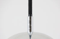 デンマークを代表する照明デザイナーVerner Panton(バーナー・パントン)が手がけた、Frandsen Lighting(フランセン・ライティング)社製のペンダントライトです。なだらかな曲線を描くベル型のシルエットに、ミラーのように周囲を映し出すクローム仕上げが施された、存在感のある一灯。直径約30cmと比較的大ぶりなサイズ感で、1灯でも空間のアクセントとなり、テーブル上や吹き抜け空間などにも映えます。内側はホワイトに塗装されており、点灯時には光を柔らかく広げながらもしっかりとした明るさを確保。Frandsen Lighting社はかつてVerner Pantonとのライセンス契約を結び、このモデルを製造していましたが、現在ではその契約も終了しており、本品のようなオリジナルはヴィンテージ品でしか手に入らなくなっています。特に直径30cmの大きなサイズは現行品では展開されておらず、希少性の高いアイテムとなっています。