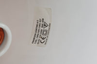 デンマークを代表する照明デザイナーVerner Panton(バーナー・パントン)が手がけた、Frandsen Lighting(フランセン・ライティング)社製のペンダントライトです。なだらかな曲線を描くベル型のシルエットに、ミラーのように周囲を映し出すクローム仕上げが施された、存在感のある一灯。直径約30cmと比較的大ぶりなサイズ感で、1灯でも空間のアクセントとなり、テーブル上や吹き抜け空間などにも映えます。内側はホワイトに塗装されており、点灯時には光を柔らかく広げながらもしっかりとした明るさを確保。Frandsen Lighting社はかつてVerner Pantonとのライセンス契約を結び、このモデルを製造していましたが、現在ではその契約も終了しており、本品のようなオリジナルはヴィンテージ品でしか手に入らなくなっています。特に直径30cmの大きなサイズは現行品では展開されておらず、希少性の高いアイテムとなっています。