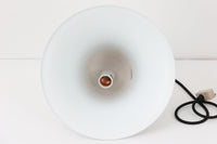 デンマークを代表する照明デザイナーVerner Panton(バーナー・パントン)が手がけた、Frandsen Lighting(フランセン・ライティング)社製のペンダントライトです。なだらかな曲線を描くベル型のシルエットに、ミラーのように周囲を映し出すクローム仕上げが施された、存在感のある一灯。直径約30cmと比較的大ぶりなサイズ感で、1灯でも空間のアクセントとなり、テーブル上や吹き抜け空間などにも映えます。内側はホワイトに塗装されており、点灯時には光を柔らかく広げながらもしっかりとした明るさを確保。Frandsen Lighting社はかつてVerner Pantonとのライセンス契約を結び、このモデルを製造していましたが、現在ではその契約も終了しており、本品のようなオリジナルはヴィンテージ品でしか手に入らなくなっています。特に直径30cmの大きなサイズは現行品では展開されておらず、希少性の高いアイテムとなっています。