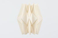 デンマークの名門Le Klintによるmodel 152。Peter Hvidt & Orla mølgaard Nielsenによってデザインされたこのモデルは、手折りのプリーツシェードによって生まれる立体的な陰影が魅力。点灯時には柔らかく温かみのある光を放ち、消灯時もアートピースのような存在感を放ちます。シェードには経年による軽微な変色や小さな折れが見られますが、全体として美しいフォルムと機能性を兼ね備えています。直径約27cmで、玄関やダイニング、ベッドサイドにもおすすめのサイズです。