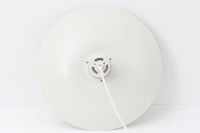 北欧照明の巨匠Poul Henningsenによってデザインされた「PH4」ペンダントライト。Louis Poulsen社製で、光を効率よく拡散させる3枚シェード構造が特徴。内側にオレンジのリフレクターを備えており、暖かく落ち着いた光を演出します。シェード表面には経年に伴う擦れや細かい傷、塗装の薄れが見られますが、ビンテージらしい味わいを感じられる一品です。リビングやダイニング、カウンター上などにおすすめのサイズ感です。