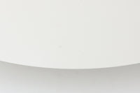 北欧照明の巨匠Poul Henningsenによってデザインされた「PH4」ペンダントライト。Louis Poulsen社製で、光を効率よく拡散させる3枚シェード構造が特徴。内側にオレンジのリフレクターを備えており、暖かく落ち着いた光を演出します。シェード表面には経年に伴う擦れや細かい傷、塗装の薄れが見られますが、ビンテージらしい味わいを感じられる一品です。リビングやダイニング、カウンター上などにおすすめのサイズ感です。