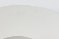 北欧照明の巨匠Poul Henningsenによってデザインされた「PH4」ペンダントライト。Louis Poulsen社製で、光を効率よく拡散させる3枚シェード構造が特徴。内側にオレンジのリフレクターを備えており、暖かく落ち着いた光を演出します。シェード表面には経年に伴う擦れや細かい傷、塗装の薄れが見られますが、ビンテージらしい味わいを感じられる一品です。リビングやダイニング、カウンター上などにおすすめのサイズ感です。