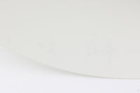 北欧照明の巨匠Poul Henningsenによってデザインされた「PH4」ペンダントライト。Louis Poulsen社製で、光を効率よく拡散させる3枚シェード構造が特徴。内側にオレンジのリフレクターを備えており、暖かく落ち着いた光を演出します。シェード表面には経年に伴う擦れや細かい傷、塗装の薄れが見られますが、ビンテージらしい味わいを感じられる一品です。リビングやダイニング、カウンター上などにおすすめのサイズ感です。