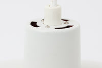 北欧照明の巨匠Poul Henningsenによってデザインされた「PH4」ペンダントライト。Louis Poulsen社製で、光を効率よく拡散させる3枚シェード構造が特徴。内側にオレンジのリフレクターを備えており、暖かく落ち着いた光を演出します。シェード表面には経年に伴う擦れや細かい傷、塗装の薄れが見られますが、ビンテージらしい味わいを感じられる一品です。リビングやダイニング、カウンター上などにおすすめのサイズ感です。