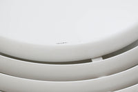 デンマークを代表する建築家・デザイナー、アルネ・ヤコブセンによってデザインされた「AJロイヤル」ペンダントライト。Louis Poulsen(ルイスポールセン)社より発表され、建築物と調和するミニマルなフォルムが特徴的です。こちらは直径50cmのホワイトカラーのモデルで、1958年に設計されたコペンハーゲンのSASロイヤルホテルのために開発されたシリーズのひとつ。上部のルーバー構造からも光が漏れる設計により、下方向だけでなく柔らかく空間全体を照らします。モダニズムの美学が息づく名作照明でありながら、日常の空間にもすっと馴染む柔らかな存在感が魅力です。ヴィンテージ品のため、シェードには擦り傷や小さな塗装剥がれ、内側に若干のサビが見られますが、使用には問題ありません。全体としては良好なコンディションを保っており、ヴィンテージならではの風合いをお楽しみいただけます。コードおよびソケットは国内基準に適合した仕様に交換済みで、すぐにご使用いただけます。