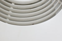 デンマークを代表する建築家・デザイナー、アルネ・ヤコブセンによってデザインされた「AJロイヤル」ペンダントライト。Louis Poulsen(ルイスポールセン)社より発表され、建築物と調和するミニマルなフォルムが特徴的です。こちらは直径50cmのホワイトカラーのモデルで、1958年に設計されたコペンハーゲンのSASロイヤルホテルのために開発されたシリーズのひとつ。上部のルーバー構造からも光が漏れる設計により、下方向だけでなく柔らかく空間全体を照らします。モダニズムの美学が息づく名作照明でありながら、日常の空間にもすっと馴染む柔らかな存在感が魅力です。ヴィンテージ品のため、シェードには擦り傷や小さな塗装剥がれ、内側に若干のサビが見られますが、使用には問題ありません。全体としては良好なコンディションを保っており、ヴィンテージならではの風合いをお楽しみいただけます。コードおよびソケットは国内基準に適合した仕様に交換済みで、すぐにご使用いただけます。