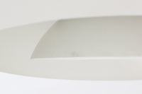 デンマークを代表する建築家・デザイナー、アルネ・ヤコブセンによってデザインされた「AJロイヤル」ペンダントライト。Louis Poulsen(ルイスポールセン)社より発表され、建築物と調和するミニマルなフォルムが特徴的です。こちらは直径50cmのホワイトカラーのモデルで、1958年に設計されたコペンハーゲンのSASロイヤルホテルのために開発されたシリーズのひとつ。上部のルーバー構造からも光が漏れる設計により、下方向だけでなく柔らかく空間全体を照らします。モダニズムの美学が息づく名作照明でありながら、日常の空間にもすっと馴染む柔らかな存在感が魅力です。ヴィンテージ品のため、シェードには擦り傷や小さな塗装剥がれ、内側に若干のサビが見られますが、使用には問題ありません。全体としては良好なコンディションを保っており、ヴィンテージならではの風合いをお楽しみいただけます。コードおよびソケットは国内基準に適合した仕様に交換済みで、すぐにご使用いただけます。