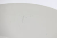 デンマークを代表する建築家・デザイナー、アルネ・ヤコブセンによってデザインされた「AJロイヤル」ペンダントライト。Louis Poulsen(ルイスポールセン)社より発表され、建築物と調和するミニマルなフォルムが特徴的です。こちらは直径50cmのホワイトカラーのモデルで、1958年に設計されたコペンハーゲンのSASロイヤルホテルのために開発されたシリーズのひとつ。上部のルーバー構造からも光が漏れる設計により、下方向だけでなく柔らかく空間全体を照らします。モダニズムの美学が息づく名作照明でありながら、日常の空間にもすっと馴染む柔らかな存在感が魅力です。ヴィンテージ品のため、シェードには擦り傷や小さな塗装剥がれ、内側に若干のサビが見られますが、使用には問題ありません。全体としては良好なコンディションを保っており、ヴィンテージならではの風合いをお楽しみいただけます。コードおよびソケットは国内基準に適合した仕様に交換済みで、すぐにご使用いただけます。