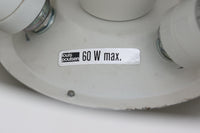 デンマークを代表する建築家・デザイナー、アルネ・ヤコブセンによってデザインされた「AJロイヤル」ペンダントライト。Louis Poulsen(ルイスポールセン)社より発表され、建築物と調和するミニマルなフォルムが特徴的です。こちらは直径50cmのホワイトカラーのモデルで、1958年に設計されたコペンハーゲンのSASロイヤルホテルのために開発されたシリーズのひとつ。上部のルーバー構造からも光が漏れる設計により、下方向だけでなく柔らかく空間全体を照らします。モダニズムの美学が息づく名作照明でありながら、日常の空間にもすっと馴染む柔らかな存在感が魅力です。ヴィンテージ品のため、シェードには擦り傷や小さな塗装剥がれ、内側に若干のサビが見られますが、使用には問題ありません。全体としては良好なコンディションを保っており、ヴィンテージならではの風合いをお楽しみいただけます。コードおよびソケットは国内基準に適合した仕様に交換済みで、すぐにご使用いただけます。