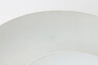 アルネ・ヤコブセンによってデザインされ、Louis Poulsen(ルイスポールセン)より製造されたAJロイヤル ペンダントライト。こちらは希少なグラファイトグレーカラーで、落ち着いたトーンが空間にシックな雰囲気を演出します。直径50cmの大型サイズで、光源を遮る構造と放射状に配置されたルーバーにより、眩しさを抑えた柔らかい光が空間全体を包み込みます。点灯時には上部のスリットから漏れる光も美しく、デザイン性と機能性を兼ね備えた一品です。外観には小傷や使用感がありますが、ビンテージならではの風合いとしてお楽しみいただけます。