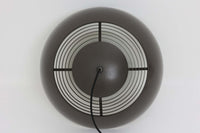 アルネ・ヤコブセンによってデザインされ、Louis Poulsen(ルイスポールセン)より製造されたAJロイヤル ペンダントライト。こちらは希少なグラファイトグレーカラーで、落ち着いたトーンが空間にシックな雰囲気を演出します。直径50cmの大型サイズで、光源を遮る構造と放射状に配置されたルーバーにより、眩しさを抑えた柔らかい光が空間全体を包み込みます。点灯時には上部のスリットから漏れる光も美しく、デザイン性と機能性を兼ね備えた一品です。外観には小傷や使用感がありますが、ビンテージならではの風合いとしてお楽しみいただけます。