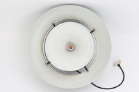 アルネ・ヤコブセンによってデザインされ、Louis Poulsen(ルイスポールセン)より製造されたAJロイヤル ペンダントライト。こちらは希少なグラファイトグレーカラーで、落ち着いたトーンが空間にシックな雰囲気を演出します。直径50cmの大型サイズで、光源を遮る構造と放射状に配置されたルーバーにより、眩しさを抑えた柔らかい光が空間全体を包み込みます。点灯時には上部のスリットから漏れる光も美しく、デザイン性と機能性を兼ね備えた一品です。外観には小傷や使用感がありますが、ビンテージならではの風合いとしてお楽しみいただけます。