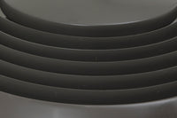 アルネ・ヤコブセンによってデザインされ、Louis Poulsen(ルイスポールセン)より製造されたAJロイヤル ペンダントライト。こちらは希少なグラファイトグレーカラーで、落ち着いたトーンが空間にシックな雰囲気を演出します。直径50cmの大型サイズで、光源を遮る構造と放射状に配置されたルーバーにより、眩しさを抑えた柔らかい光が空間全体を包み込みます。点灯時には上部のスリットから漏れる光も美しく、デザイン性と機能性を兼ね備えた一品です。外観には小傷や使用感がありますが、ビンテージならではの風合いとしてお楽しみいただけます。