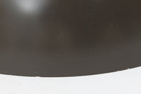 アルネ・ヤコブセンによってデザインされ、Louis Poulsen(ルイスポールセン)より製造されたAJロイヤル ペンダントライト。こちらは希少なグラファイトグレーカラーで、落ち着いたトーンが空間にシックな雰囲気を演出します。直径50cmの大型サイズで、光源を遮る構造と放射状に配置されたルーバーにより、眩しさを抑えた柔らかい光が空間全体を包み込みます。点灯時には上部のスリットから漏れる光も美しく、デザイン性と機能性を兼ね備えた一品です。外観には小傷や使用感がありますが、ビンテージならではの風合いとしてお楽しみいただけます。