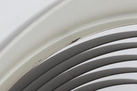 アルネ・ヤコブセンによってデザインされ、Louis Poulsen(ルイスポールセン)より製造されたAJロイヤル ペンダントライト。こちらは希少なグラファイトグレーカラーで、落ち着いたトーンが空間にシックな雰囲気を演出します。直径50cmの大型サイズで、光源を遮る構造と放射状に配置されたルーバーにより、眩しさを抑えた柔らかい光が空間全体を包み込みます。点灯時には上部のスリットから漏れる光も美しく、デザイン性と機能性を兼ね備えた一品です。外観には小傷や使用感がありますが、ビンテージならではの風合いとしてお楽しみいただけます。