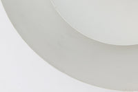 アルネ・ヤコブセンによってデザインされ、Louis Poulsen(ルイスポールセン)より製造されたAJロイヤル ペンダントライト。こちらは希少なグラファイトグレーカラーで、落ち着いたトーンが空間にシックな雰囲気を演出します。直径50cmの大型サイズで、光源を遮る構造と放射状に配置されたルーバーにより、眩しさを抑えた柔らかい光が空間全体を包み込みます。点灯時には上部のスリットから漏れる光も美しく、デザイン性と機能性を兼ね備えた一品です。外観には小傷や使用感がありますが、ビンテージならではの風合いとしてお楽しみいただけます。