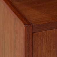 チーク材を使用したスウェーデン製のディスプレイシェルフです。上段は収納力のある可動棚付きのオープンスペース、下段には引き出し4杯と扉収納が備えられており、実用性とデザイン性を兼ね備えた構成です。シンプルな取手の意匠や直線的な脚部が北欧家具らしい洗練を感じさせ、経年により深みを増したチークの色合いが空間に温かみを与えます。リビングや書斎での本や雑貨の収納・展示におすすめのビンテージアイテムです。